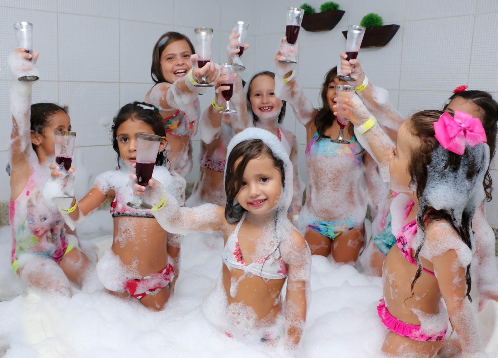 Para comemorar aniversário de 7 anos, menina faz 'spa day' para